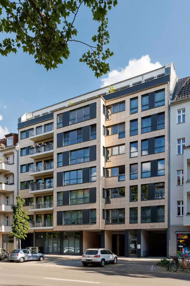 125 m² loft with private garden and two garage spaces in Charlottenburg