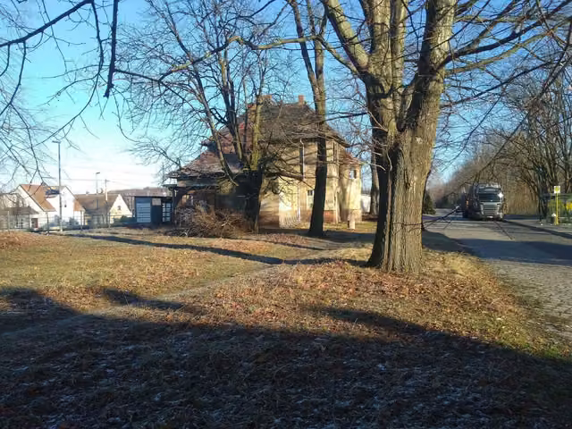 Two buildings on three plots in Jeber-Bergfrieden near Dessau